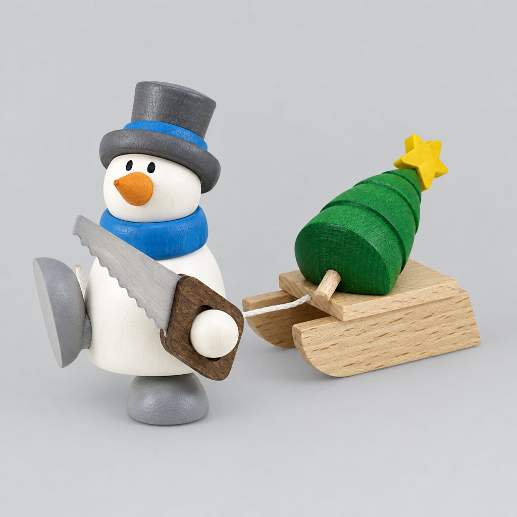 Schneemann Otto mit Schlitten und Bäumchen