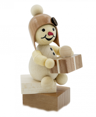 Schneemädchen "mit Geschenk" sitzend