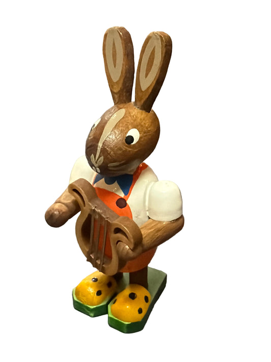 Osterhasenmädchen mit Harfe