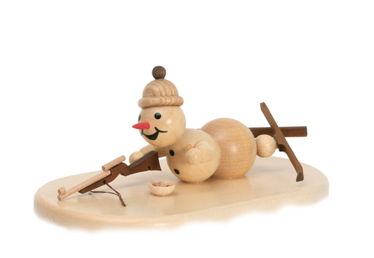 Schneemann auf Sockel "Biathlon" liegend