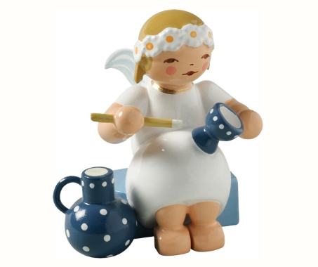Margeritenengel, sitzend, mit Becher und Krug