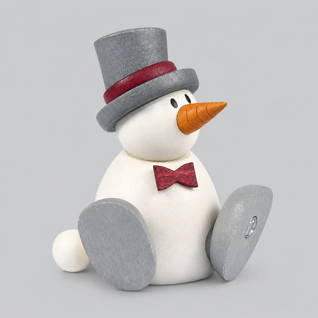 Schneemann Otto sitzend