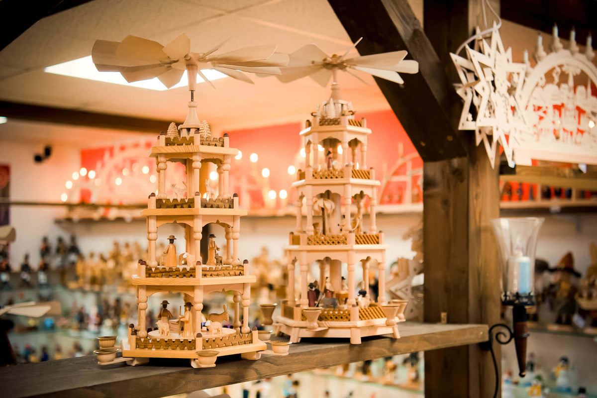 Erzgebirgische Weihnachtspyramide aus Holz